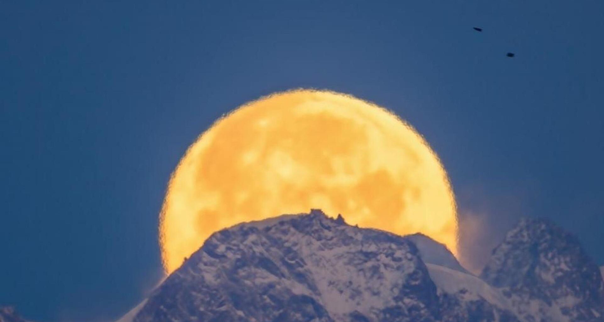 Il Monte Rosa e la superluna che sorge: “Così ho catturato l’attimo perfetto”