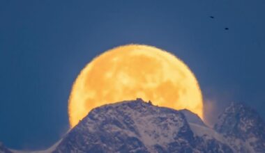 Il Monte Rosa e la superluna che sorge: “Così ho catturato l’attimo perfetto”