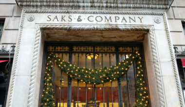 il colosso del lusso ha debiti miliardari