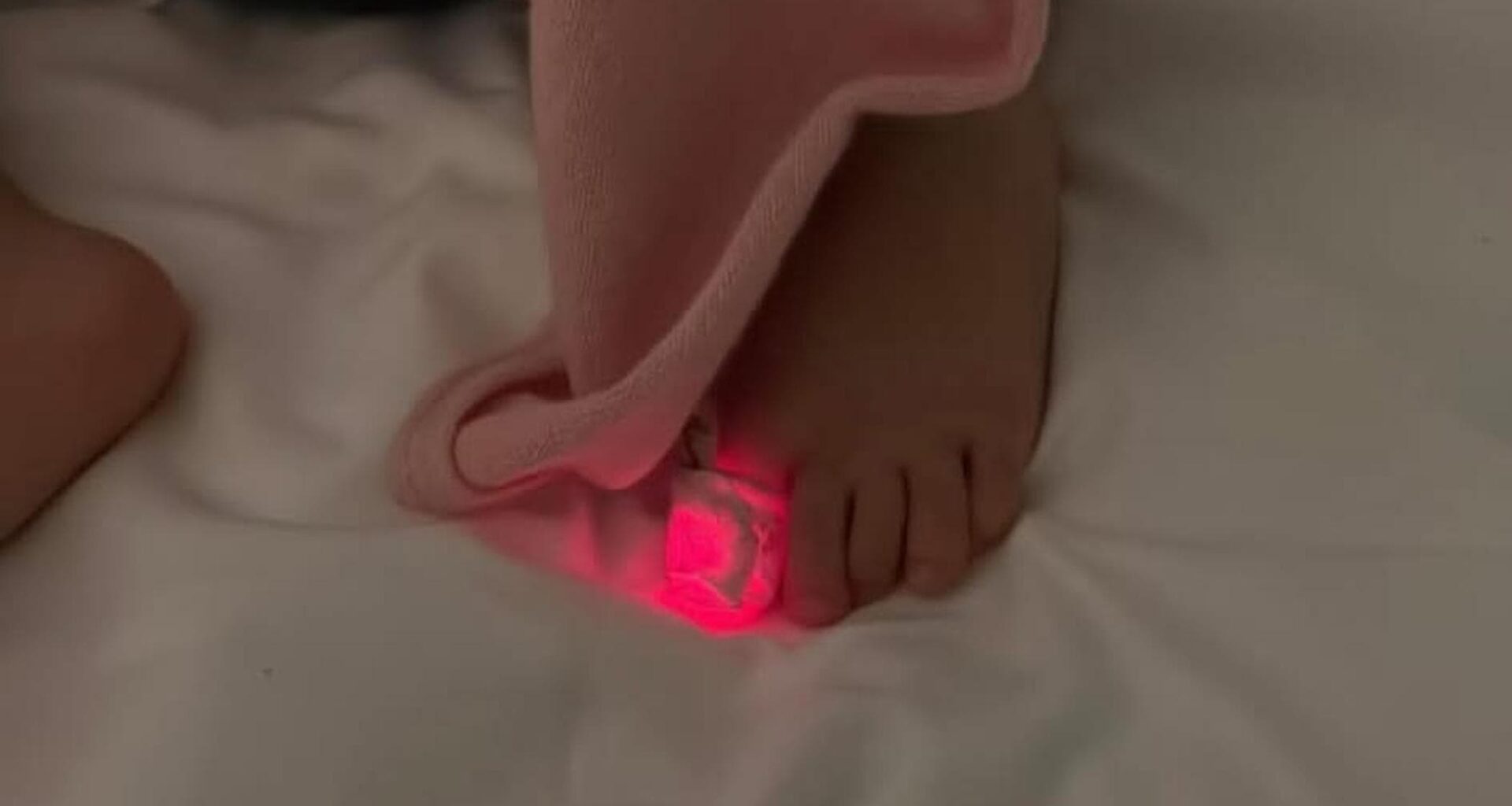 Pellegrini posta la foto della figlia monitorata a letto: “Tutto il resto è rumore di fondo” - la Repubblica