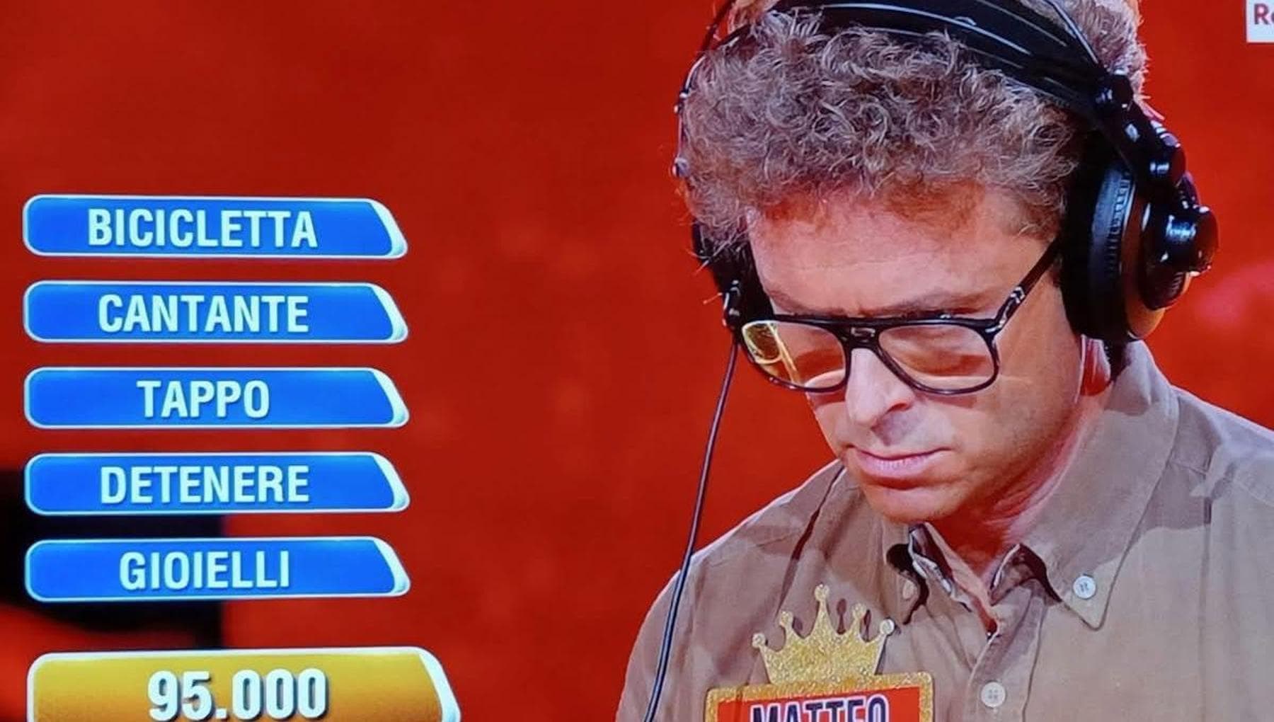 Sbaglia la parola finale all’“Eredità”, il pianista fiorentino Fossi ricoperto di insulti sui social
