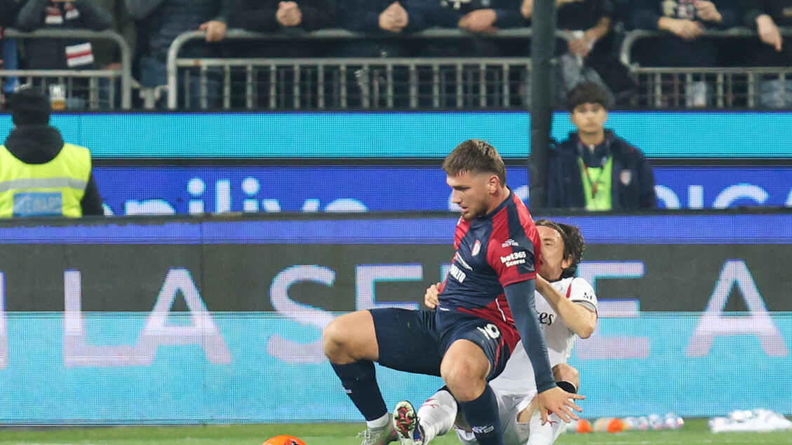 A Cagliari basta una zampata di Leao, il Milan ritorna in vetta - Calcio