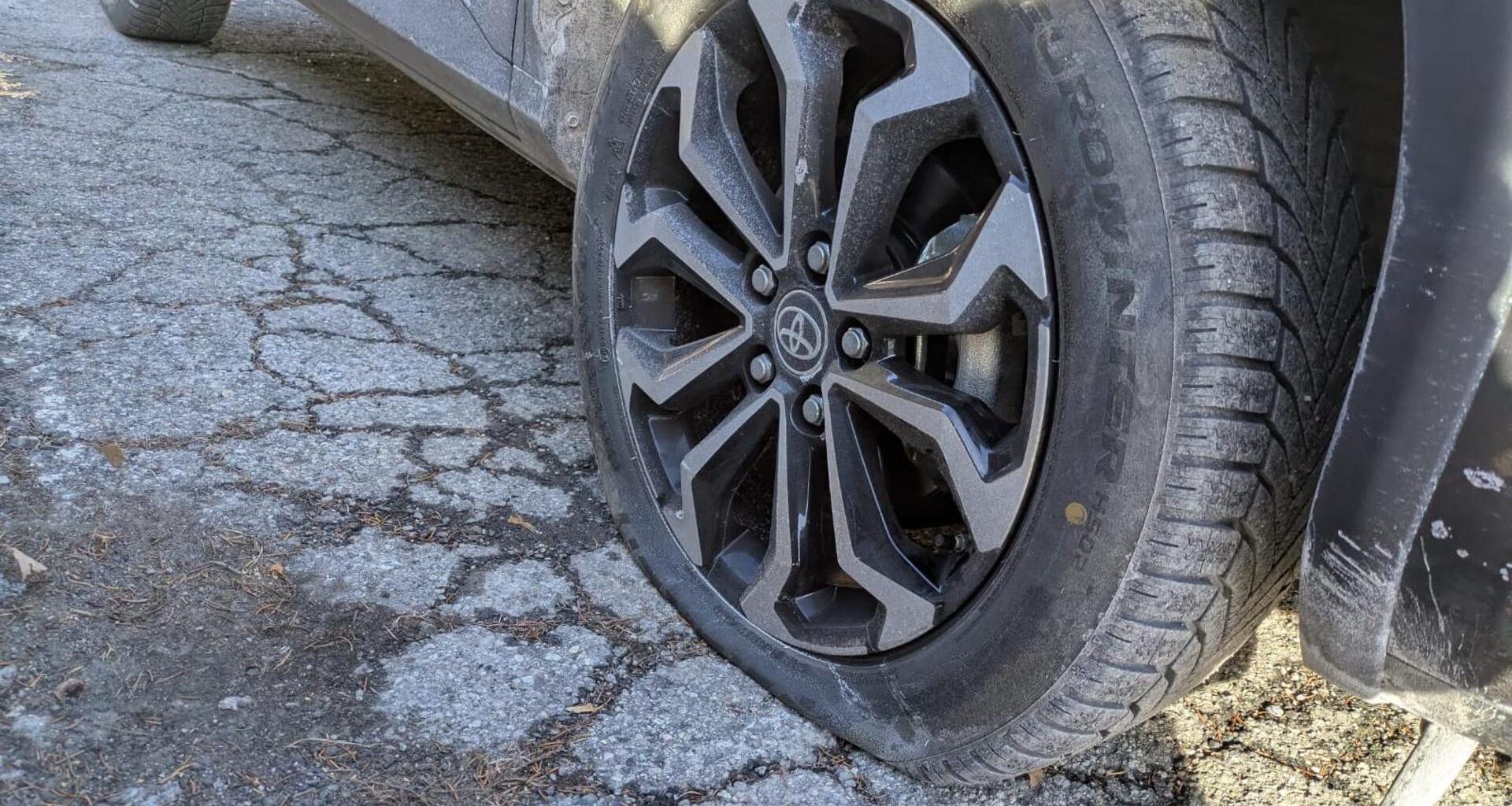 Brutto risveglio di Capodanno a Bardonecchia: decine di copertoni tagliati alle auto in sosta - La Stampa