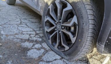 Brutto risveglio di Capodanno a Bardonecchia: decine di copertoni tagliati alle auto in sosta - La Stampa