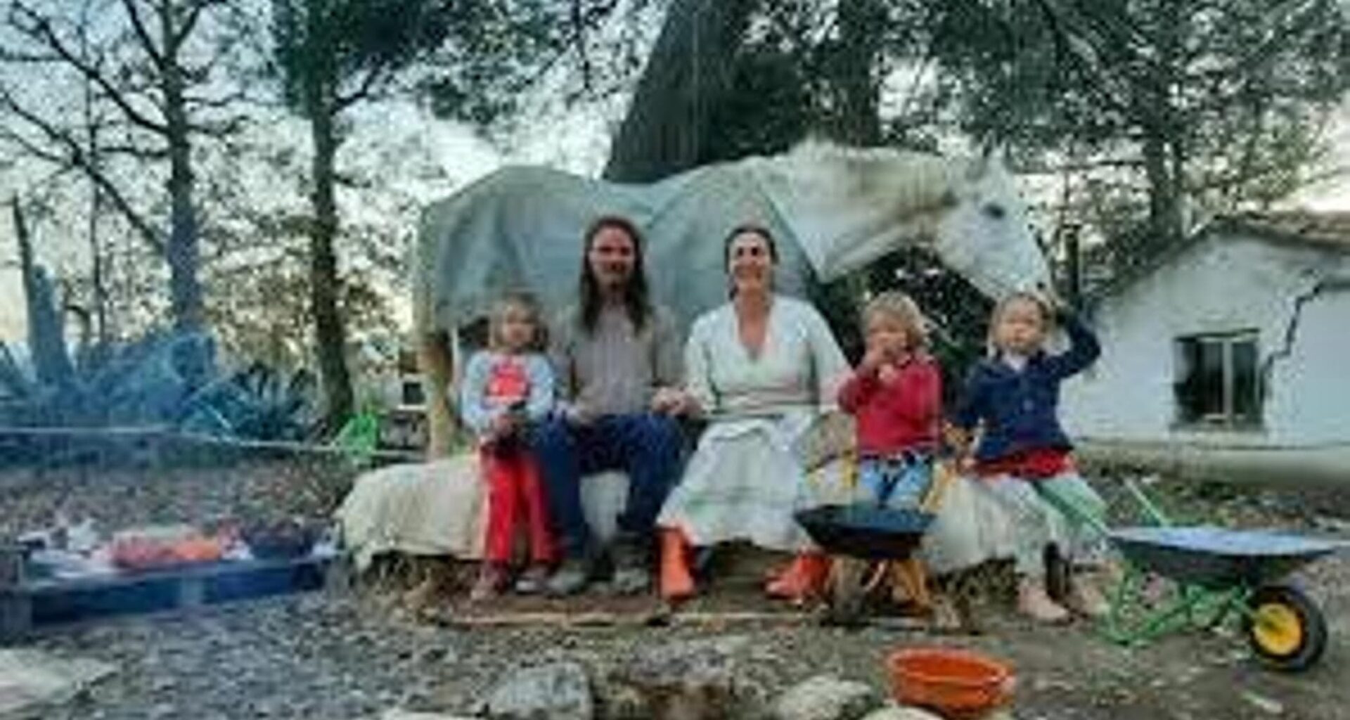 Famiglia nel bosco, lo psichiatra Cantelmi: “Madre distrutta, i servizi sociali devono fare di più” - la Repubblica