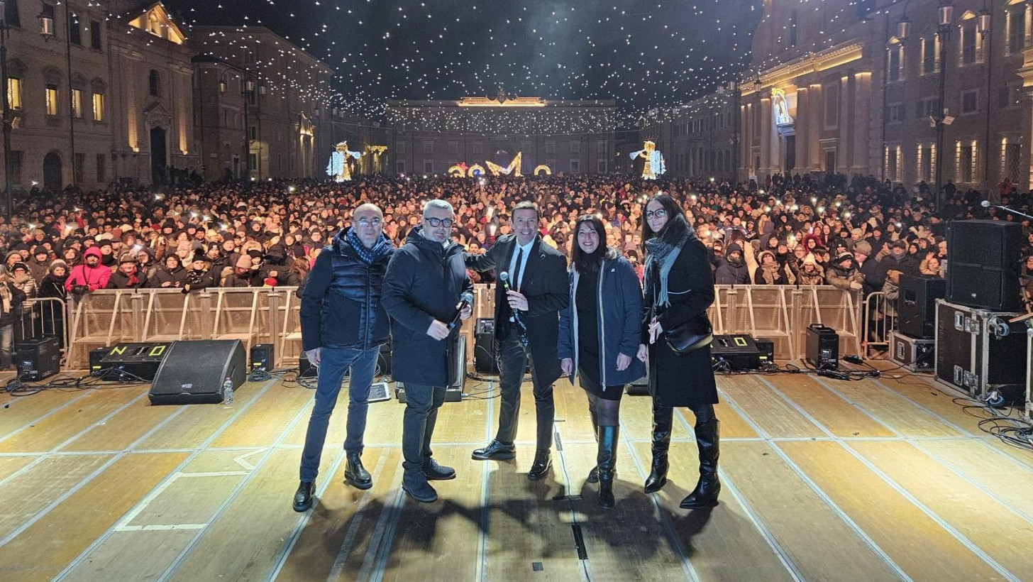 piazza Garibaldi strapiena per festeggiare il nuovo anno