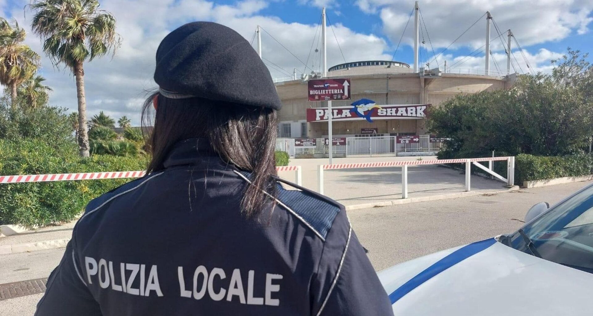 Escluso il Trapani basket, il sindaco fa presidiare il palasport: teme si portino via i canestri