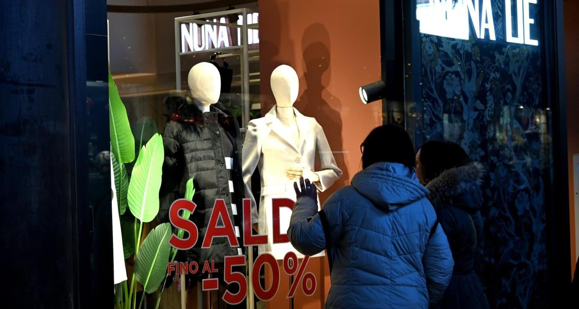 Saldi al via a Torino: centro affollato, periferie in attesa tra voglia di occasioni e crisi del commercio - La Stampa