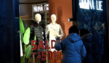 Saldi al via a Torino: centro affollato, periferie in attesa tra voglia di occasioni e crisi del commercio - La Stampa