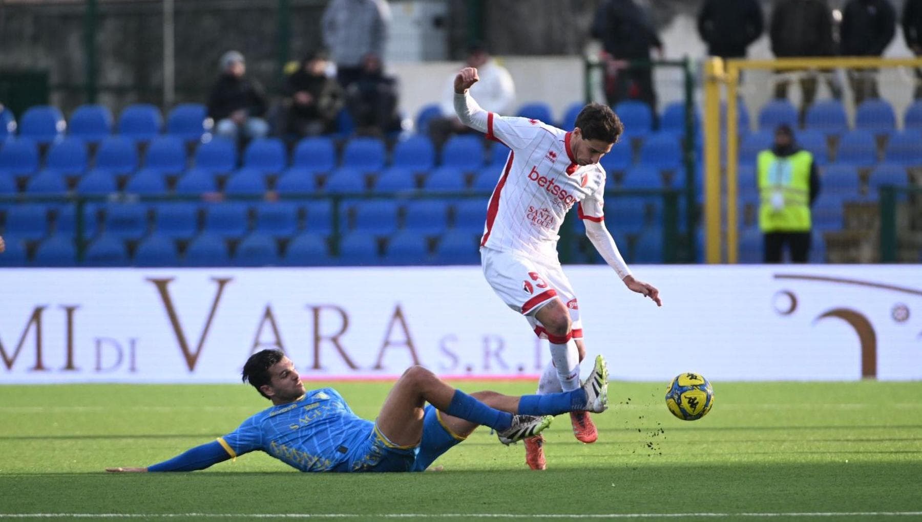 Il Bari ancora ko: 1-0 con la Carrarese. Ora è in piena zona retrocessione: Vivarini già in bilico