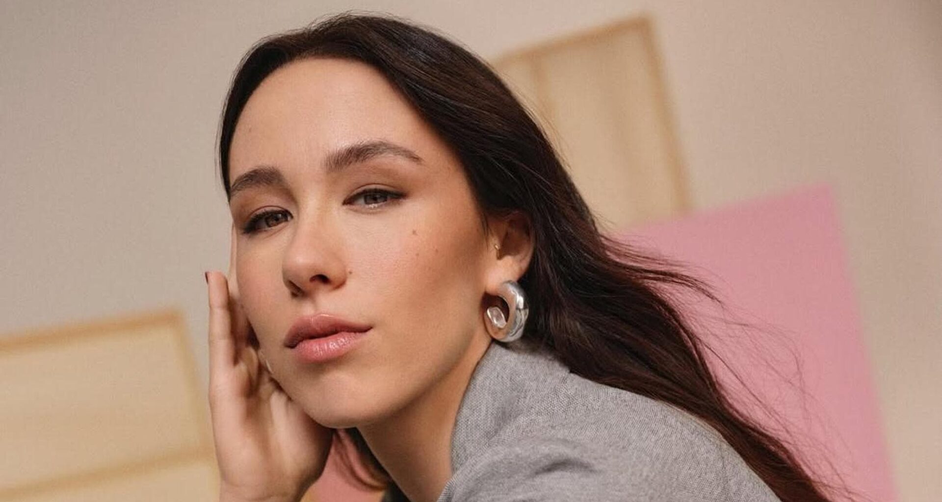 Aurora Ramazzotti e gli hater dei ragazzi di Crans-Montana: "Siete mai stati giovani e incoscienti?"