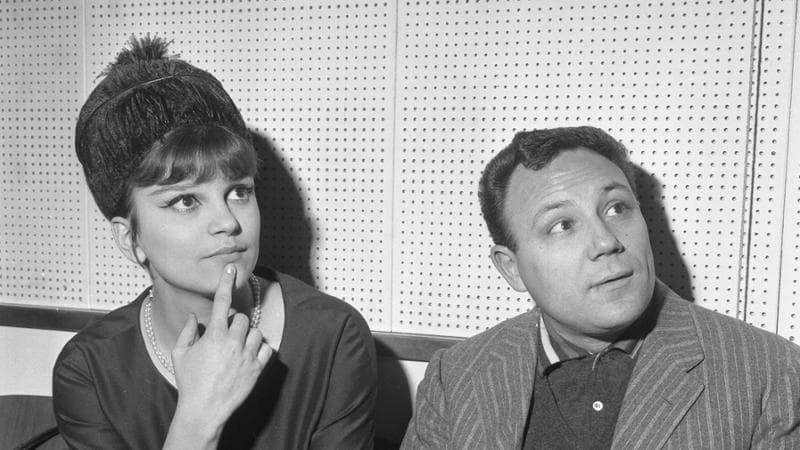 In una foto d'archivio, Claudio Villa e Milva prima di salire sul palco al festival di Sanremo