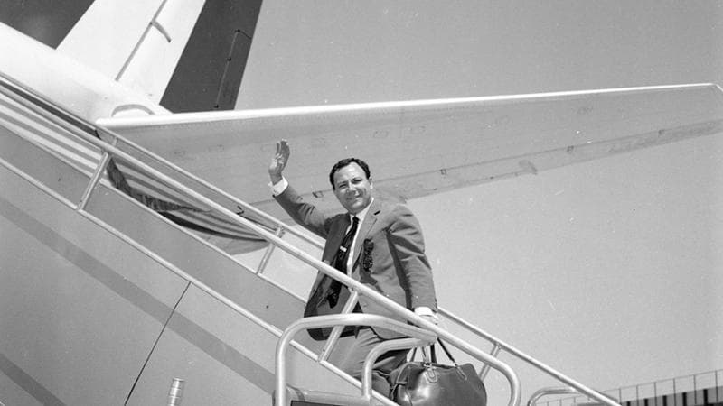 Claudio Villa in una foto del 1961, in partenza dall'aeroporto di Fiumicino e diretto a Torino per partecipare alle celebrazioni del centenario dell'unità d'Italia