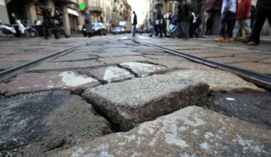 "Il mio slalom in bici nelle strade a pezzi fra buche profonde e asfalto sgretolato"
