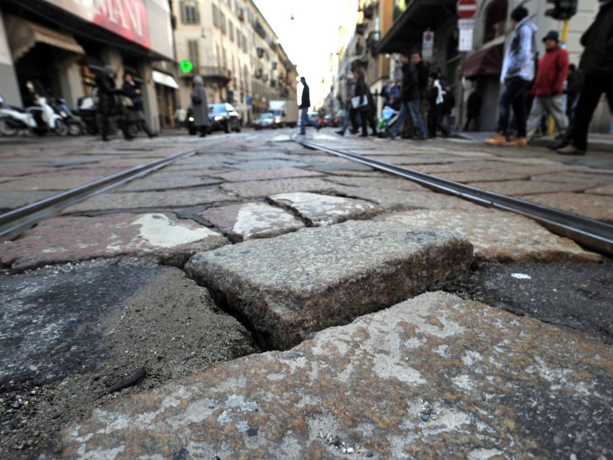 "Il mio slalom in bici nelle strade a pezzi fra buche profonde e asfalto sgretolato"