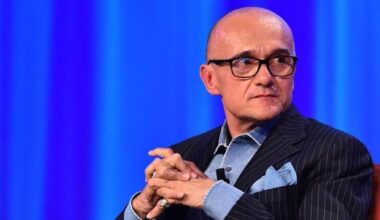 Ricatti sessuali al Gf, Signorini su Chi: “Il mio silenzio è un gesto di eleganza morale” - la Repubblica