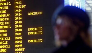 Roma, cancellazioni e ritardi dei treni per lo sciopero della CGIL