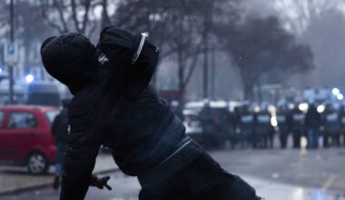 Torino, i violenti preparano la rivolta contro lo sgombero di Askatasuna. In rete i kit e i manuali di sopravvivenza