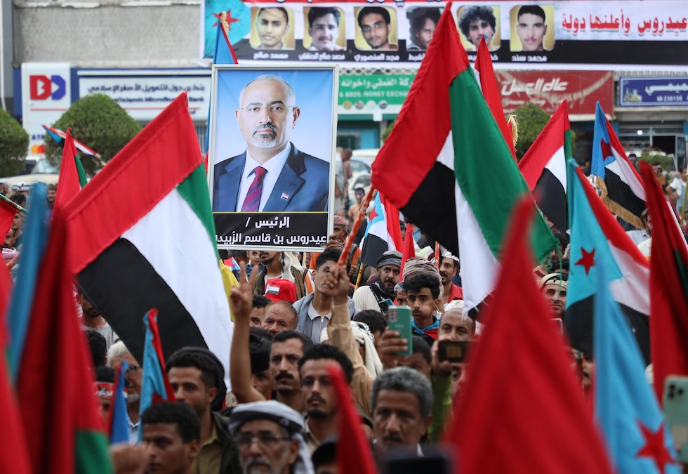 Una manifestazione a favore dell'STC e degli Emirati Arabi Uniti, di cui si vede la bandiera, ad Aden il 30 dicembre. Il ritratto sul fondo è quello di Aidaros Alzubidi, capo dei separatisti