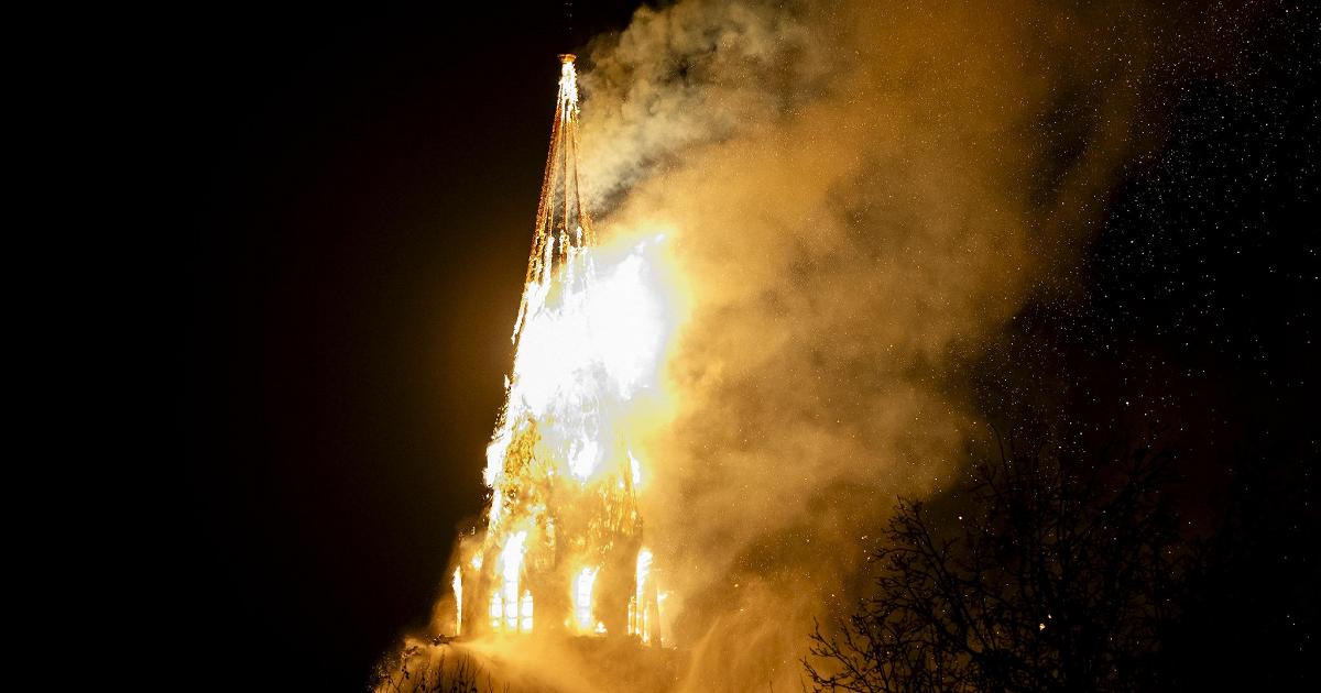 La storica chiesa Vondelkerk di Amsterdam è stata avvolta dalle fiamme durante i festeggiamenti di Capodanno