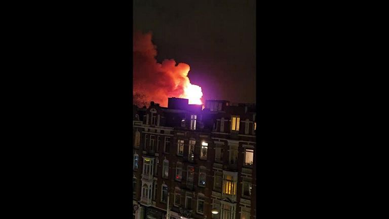La storica chiesa Vondelkerk di Amsterdam è stata avvolta dalle fiamme durante i festeggiamenti di Capodanno