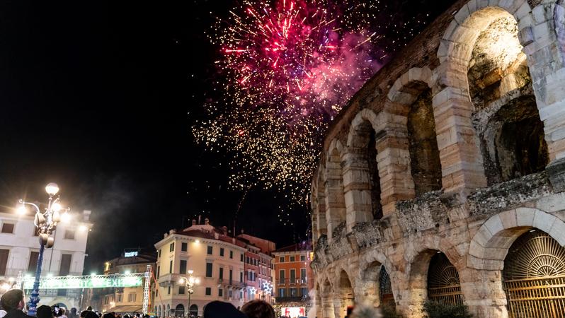 La grande festa della Bra. Arena illuminata, la dance, X Factor e i selfie dei veronesi