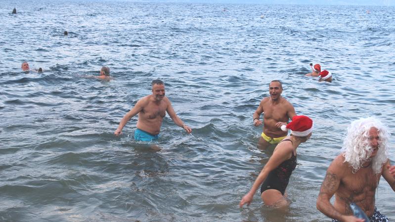 «Solo» 84 temerari al tuffo di Brenzone. E Flavio Tosi segna il suo 21° bagno ghiacciato