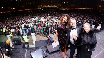Samira Lui e Irama scaldano Piazza del Campo e in 30mila cantano a squarciagola “Ovunque sarai”