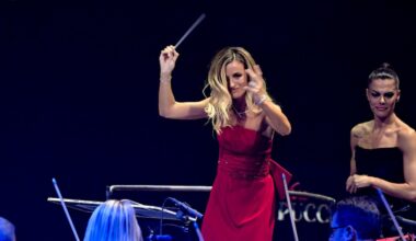 Le proteste contro Beatrice Venezi proseguono con delle spillette