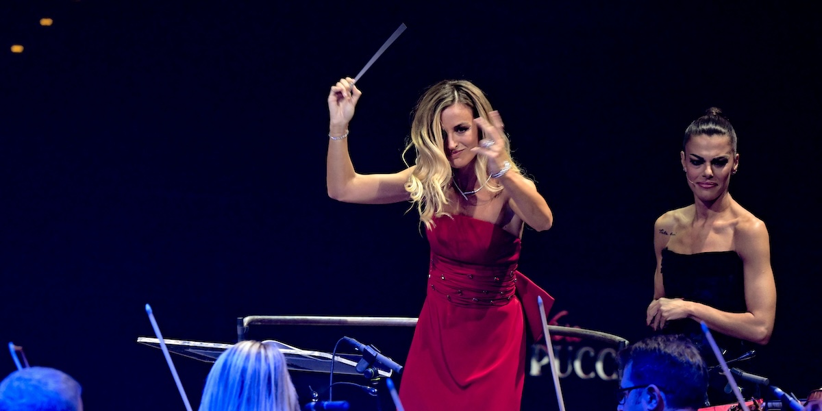 Le proteste contro Beatrice Venezi proseguono con delle spillette