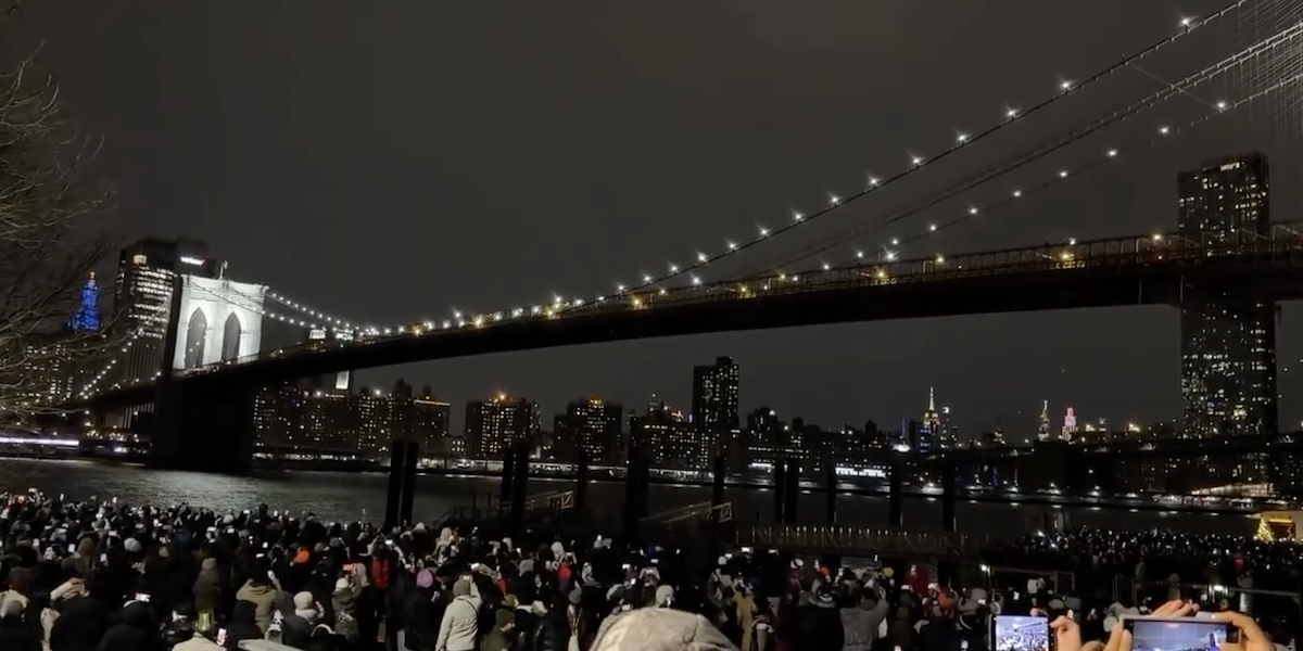 A Capodanno in migliaia si sono radunati sotto al ponte di Brooklyn per uno spettacolo di fuochi d'artificio che non c'è mai stato