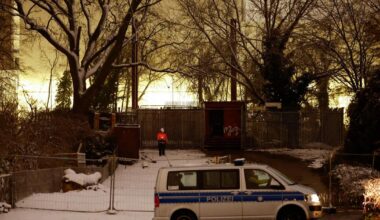 Polizia sul luogo dell'incendio di cavi ad alta tensione su un ponte vicino alla centrale elettrica di Lichterfelde sul canale di Teltow a Berlino - 3 gennaio 2026