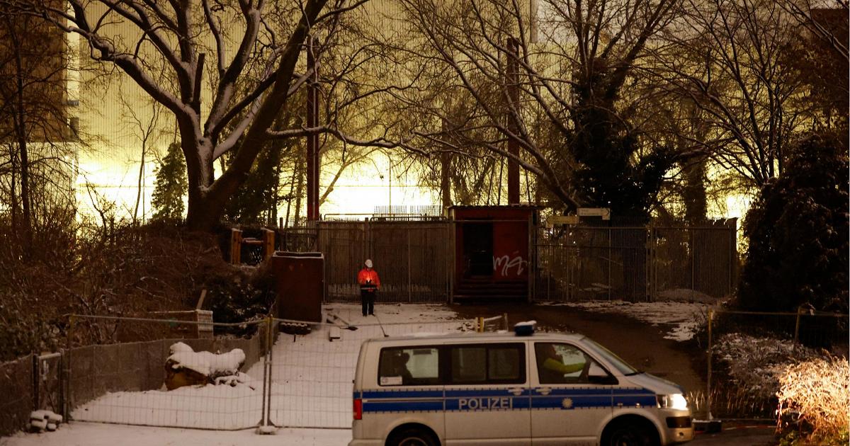 Polizia sul luogo dell'incendio di cavi ad alta tensione su un ponte vicino alla centrale elettrica di Lichterfelde sul canale di Teltow a Berlino - 3 gennaio 2026