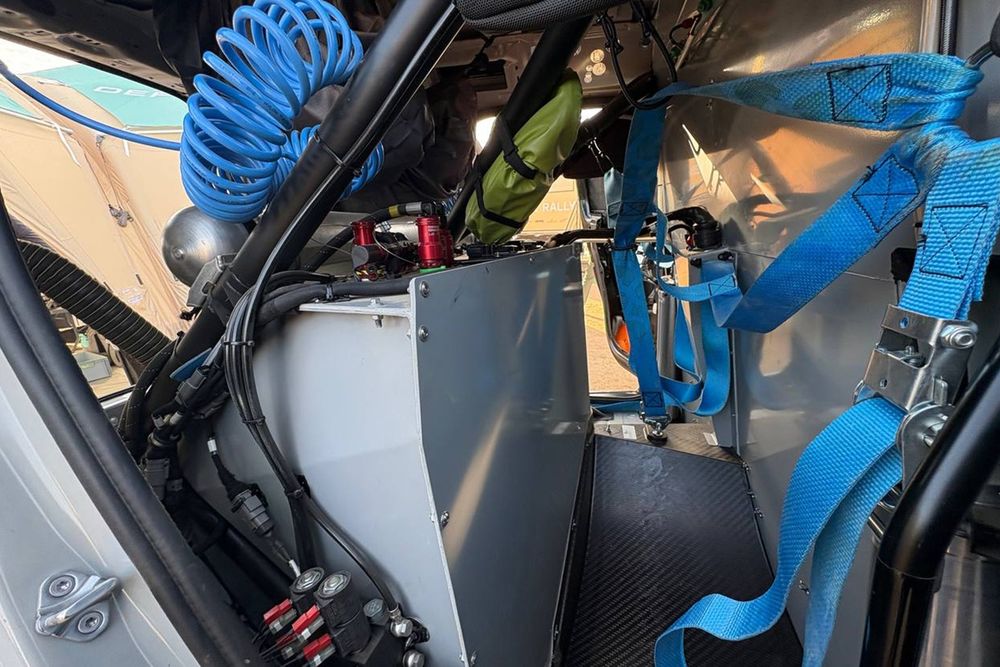 Defender D7X-R, ecco il serbatoio da 550 litri posizionato in mezzo alla vettura per questioni di bilanciamento