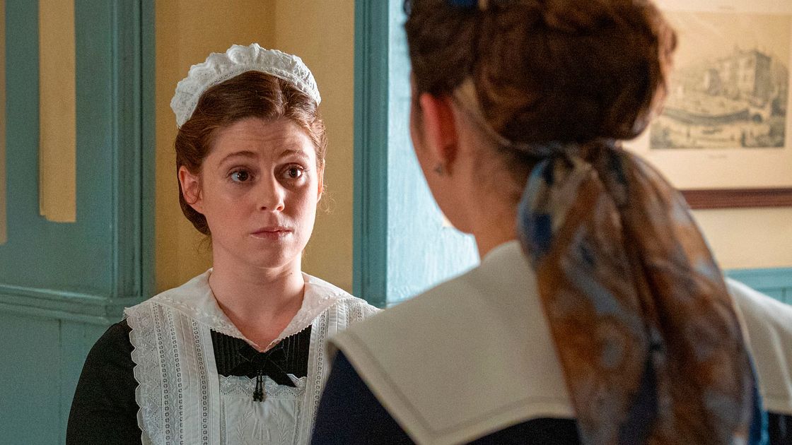 Sara Molina (Maria) in una scena de La Promessa