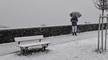 San Casciano, il paese ricoperto dalla neve, mezzi spargisale in azione