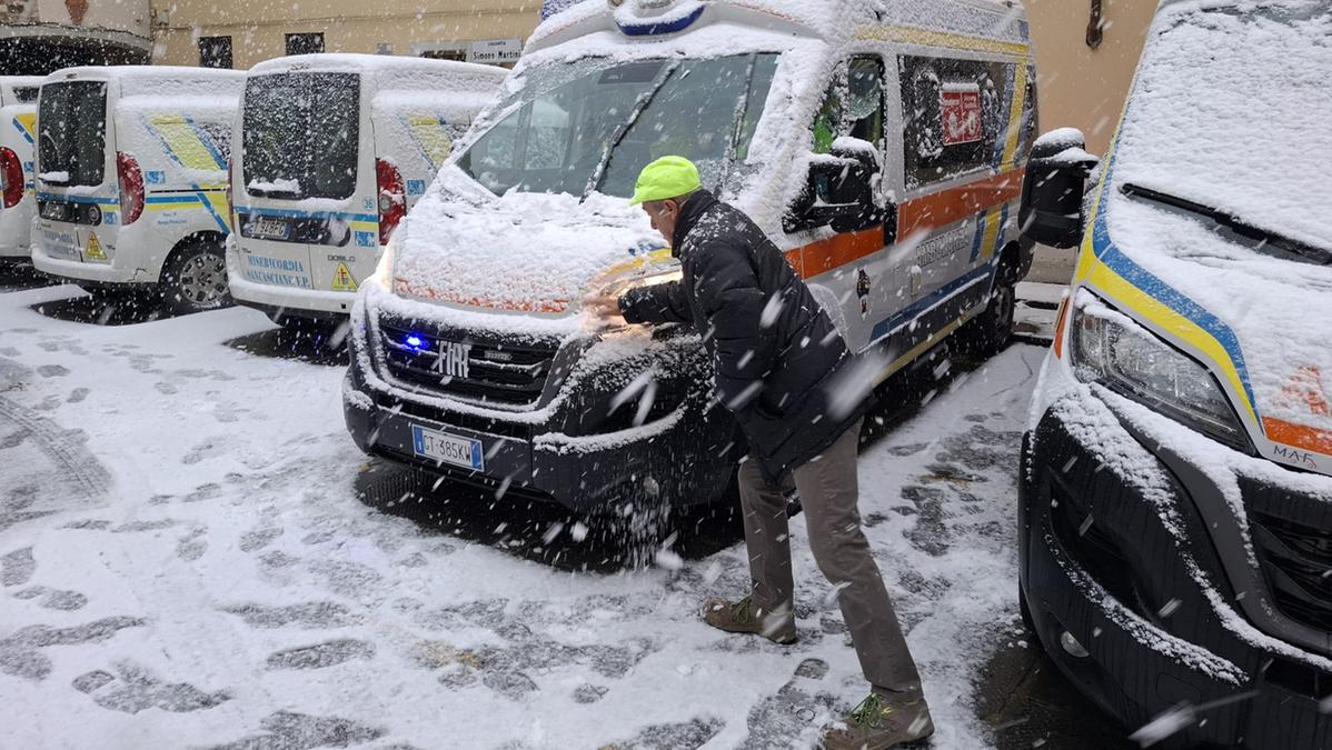 Neve a Firenze e sulle colline, il maltempo colpisce anche la città. Bloccata via Bolognese