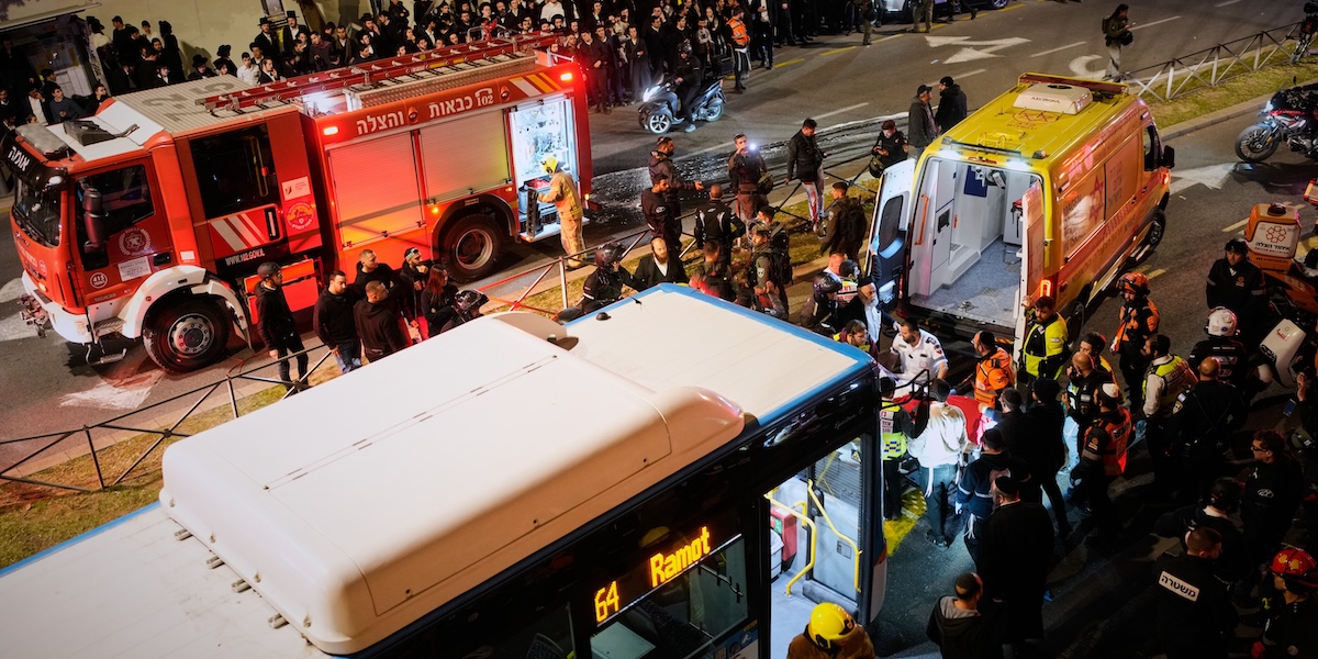 A Gerusalemme un autobus ha investito un gruppo di manifestanti ultraortodossi, uccidendone uno