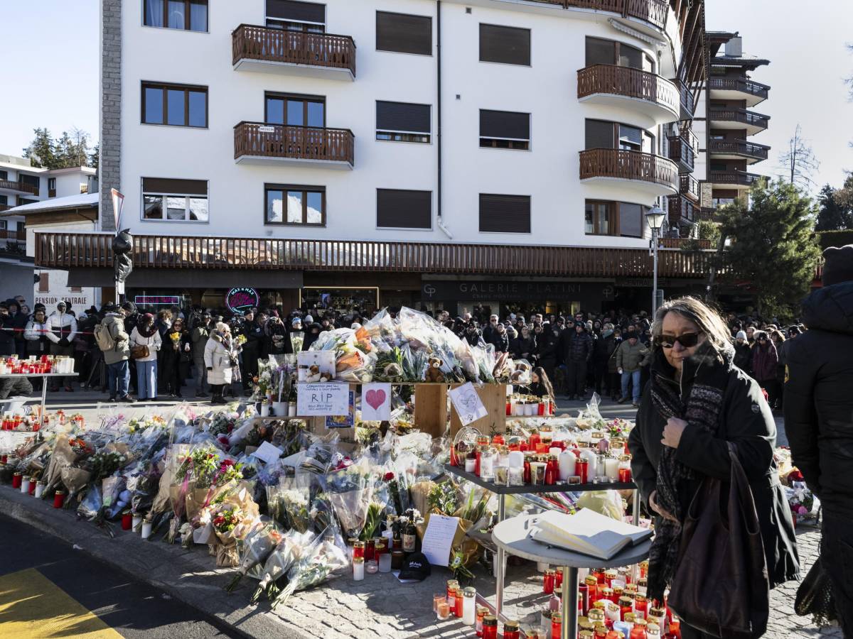 Due troupe Rai aggredite davanti al bar della tragedia. Insulti contro gli italiani