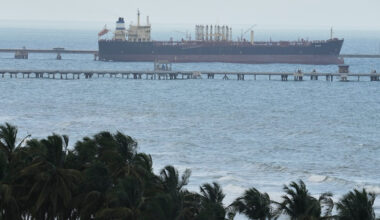 La Russia ha inviato una nave militare per proteggere la petroliera Bella 1, che gli Stati Uniti inseguono da settimane