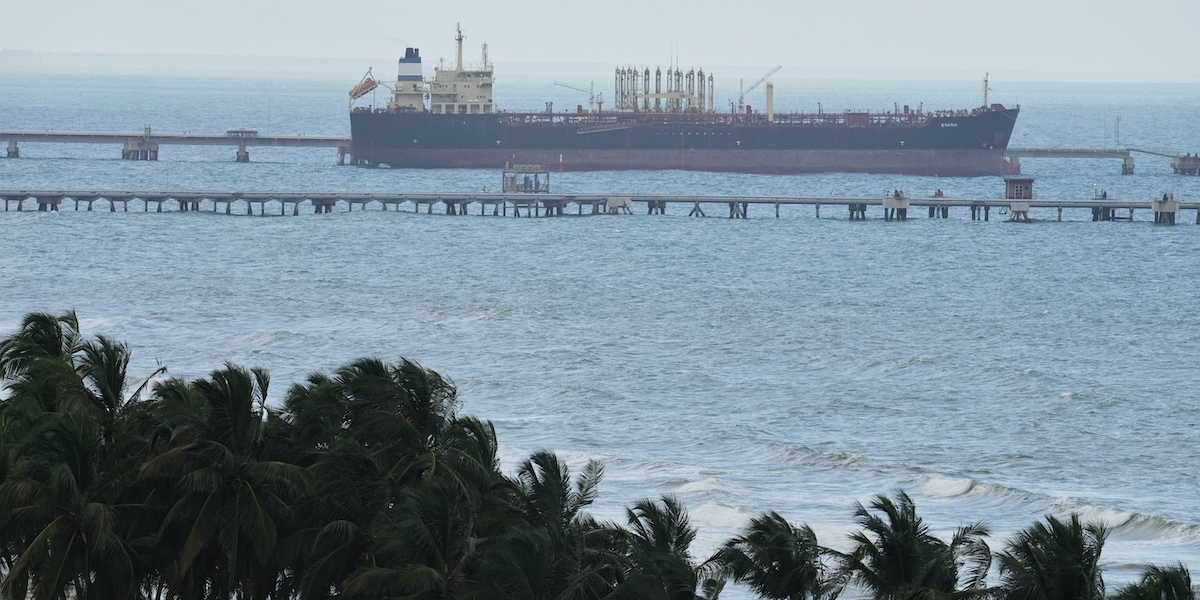 La Russia ha inviato una nave militare per proteggere la petroliera Bella 1, che gli Stati Uniti inseguono da settimane