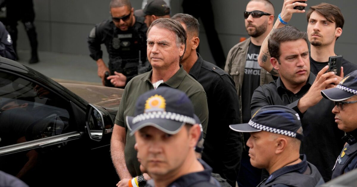 Bolsonaro cade in cella e sbatte la testa dopo una crisi epilettica