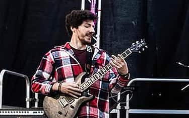 Una foto tratta dal profilo Facebook del Centro Culturale Anzolese che ritrae Alessandro Ambrosio, il capotreno di Trenitalia di 34 anni ucciso a coltellate nei pressi del parcheggio del piazzale Ovest della stazione di Bologna, 6 gennaio 2026 FACEBOOK / Centro Culturale Anzolese +++ ATTENZIONE: L'ANSA NON POSSIEDE I DIRITTI DI QUESTA FOTO CHE NON PUO' ESSERE PUBBLICATA SENZA L'AUTORIZZAZIONE DELLA FONTE DI ORIGINE CUI SI RINVIA +++ NPK +++