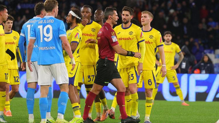 Il Napoli pareggia ma l'arbitro annulla. Il Var tiene avanti l'Hellas