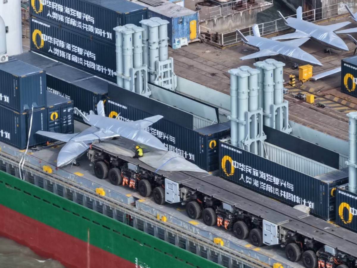 Portacontainer a incastro con catapulte elettromagnetiche: la nuova invenzione che svela i piani di Pechino