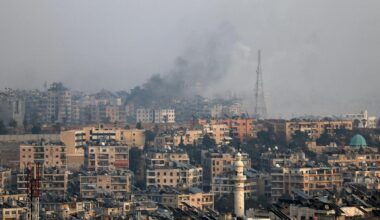 Colonne di fumo che si alzano dai quartieri Sheikh Maqsoud e Ashrafieh di Aleppo durante gli intensi scontri tra le forze governative e le forze curde delle Forze Democratiche Siriane