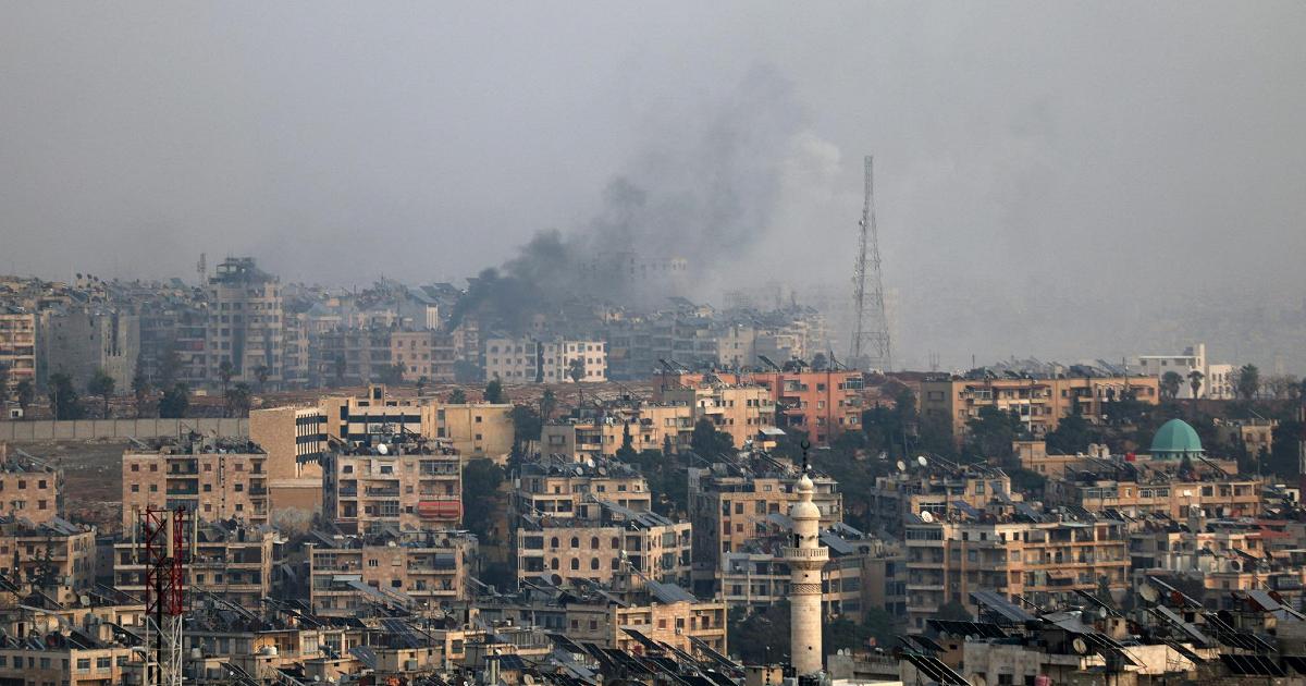 Colonne di fumo che si alzano dai quartieri Sheikh Maqsoud e Ashrafieh di Aleppo durante gli intensi scontri tra le forze governative e le forze curde delle Forze Democratiche Siriane