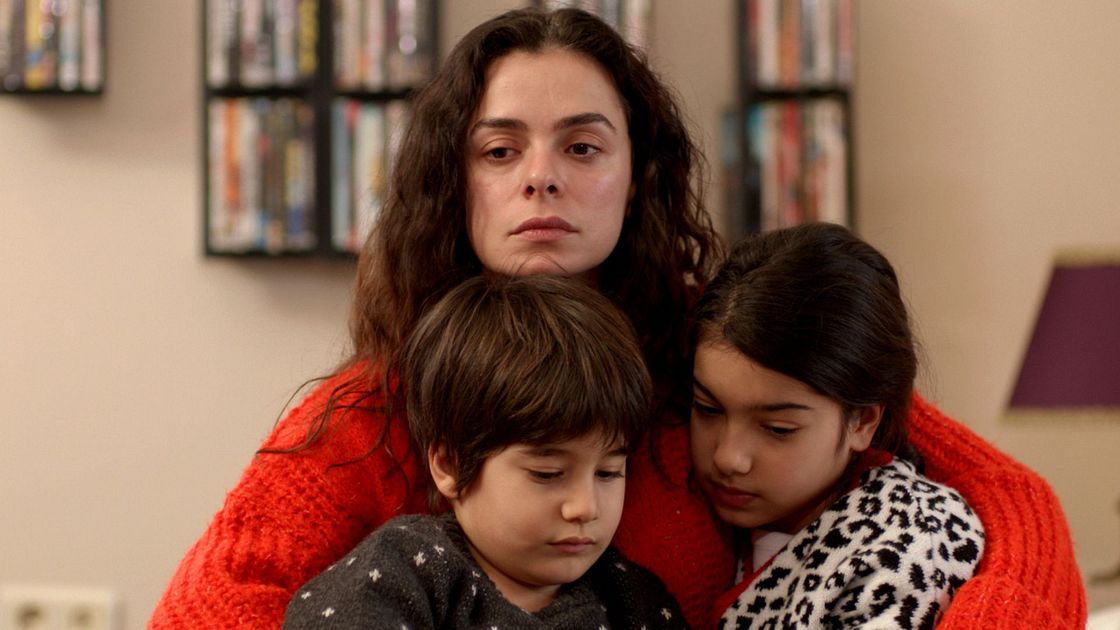 Özge Özpirinçci (Bahar Çesmeli), Ali Semi Sefil (Doruk Çesmeli) e Kübra Süzgün (Nisan Çesmeli) in una scena de La forza di una donna 2