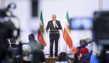 Perché i manifestanti in Iran inneggiano al figlio dello scià