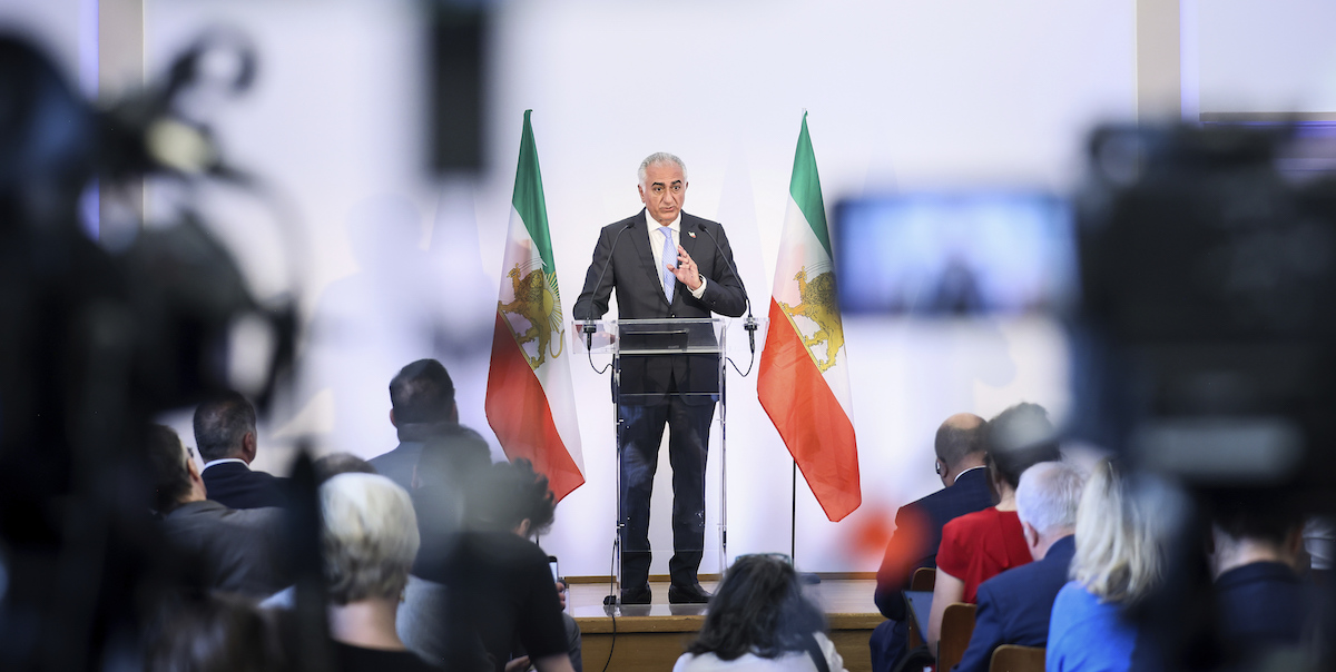 Perché i manifestanti in Iran inneggiano al figlio dello scià